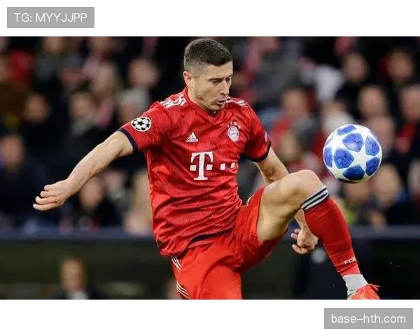 莱万多夫斯基劲射集锦:感受球场杀手的世界级进球 莱万多夫斯基劲射集锦:感受球场杀手的世界级进球